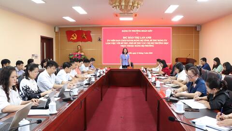 Bí thư Đảng ủy phường Đoàn Kết làm việc với Bí thư, Phó Bí thư các chi bộ trường học