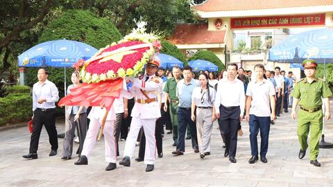 Phường Đoàn Kết viếng Nghĩa trang Liệt sĩ tỉnh Lai Châu nhân dịp kỷ niệm 79 năm Ngày Thương binh - Liệt sĩ.