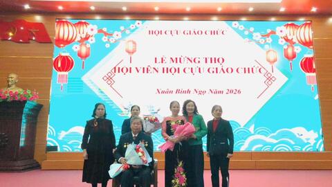 Hội Cựu giáo chức lâm thời phường tổ chức chương trình mừng thọ hội viên