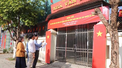 Lãnh đạo phường kiểm tra công tác bầu cử.