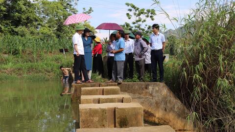 Kiểm tra thực tế, xem xét các kiến nghị của cử tri tổ dân phố Hồi Lùng.