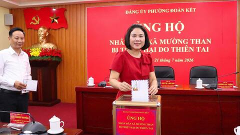 Phường Đoàn Kết ủng hộ Nhân dân xã Mường Than bị thiệt hại do thiên tai