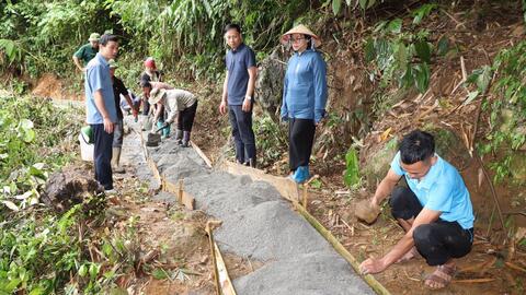 Đoàn Kết nhân dân – chung sức làm đường bê tông