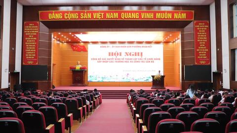 Phường Đoàn Kết công bố các quyết định về sáp nhập tổ chức Đảng, sắp xếp trường học và công tác cán bộ