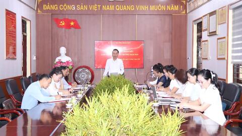 Thường trực Đảng ủy phường làm việc với Trường Mầm non Đoàn Kết.