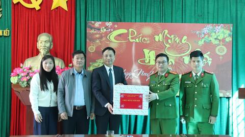 Đồng chí Trần Đình Tiến – Phó Bí thư Thường trực chúc Tết và động viên các lực lượng trực Tết và các gia đình chính sách