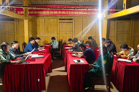 Đồng chí Phó Bí thư Thường trực Đảng ủy phường Đoàn Kết dự sinh hoạt Chi bộ tổ dân phố Tô Y Phìn