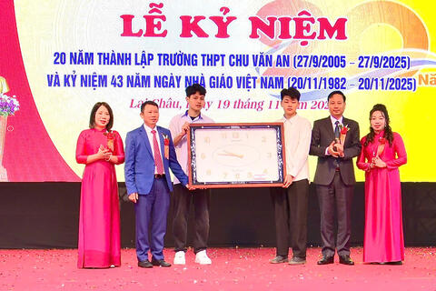 Lễ kỷ niệm 20 năm ngày thành lập Trường THPT Chu Văn An