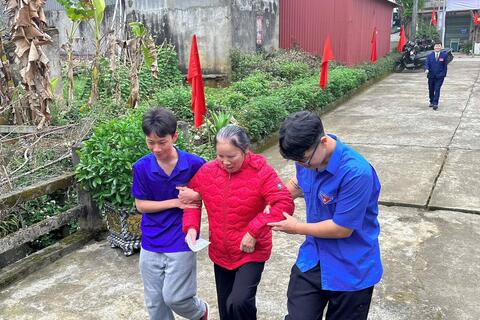 Đoàn viên Thanh niên phường Đoàn Kết xung kích tình nguyện hỗ trợ công tác bầu cử.