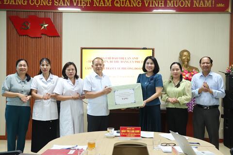 Đồng chí Đào Thị Lan Anh – TUV, Bí thư Đảng ủy phường làm việc với Trạm Y tế.