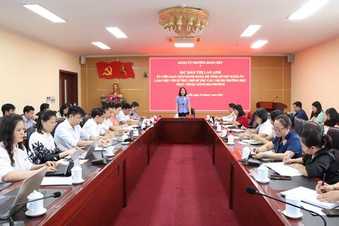 Bí thư Đảng ủy phường Đoàn Kết làm việc với Bí thư, Phó Bí thư các chi bộ trường học
