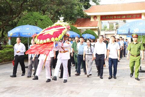 Phường Đoàn Kết viếng Nghĩa trang Liệt sĩ tỉnh Lai Châu nhân dịp kỷ niệm 79 năm Ngày Thương binh - Liệt sĩ.