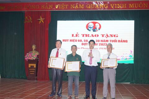 Đảng bộ phường Tân Phong trao Huy hiệu Đảng đợt 2/9