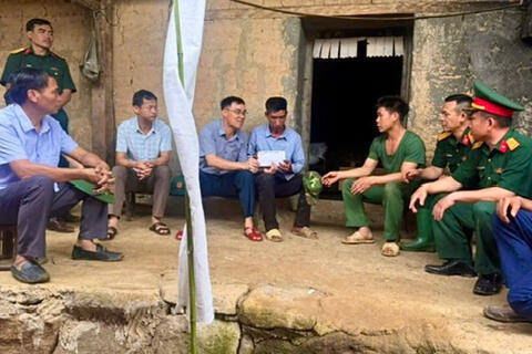 Thành phố Lai Châu thăm hỏi gia đình có người tử vong trong vụ sạt lở đất tại xã Sì Lở Lầu, huyện Phong Thổ