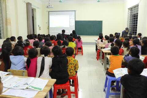 Khai giảng lớp tiếng Anh cho học sinh Trường PTDTBT Tiểu học Lản Nhì Thàng