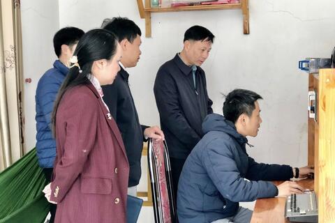 Kiểm tra hệ thống tuyên truyền phục vụ công tác bầu cử trên địa bàn phường