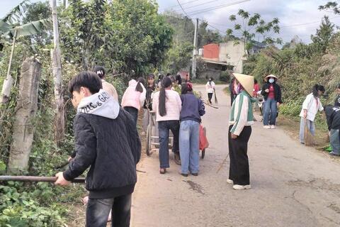 Liên đội Trường TH&THCS Sùng Phài vệ sinh môi trường khu vực bỏ phiếu.