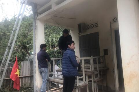 Trung tâm Dịch vụ Tổng hợp phường Đoàn Kết kiểm tra, sửa chữa hệ thống loa truyền thanh phục vụ tuyên truyền bầu cử