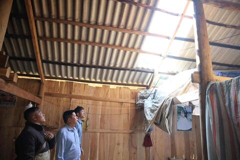 Kiểm tra, thăm hỏi các hộ dân bị thiệt hại do ảnh hưởng của đợt giông lốc xảy ra trên địa bàn