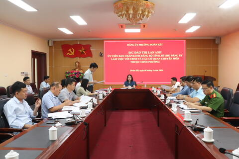 Đồng chí Đào Thị Lan Anh – TUV, Bí thư Đảng ủy phường làm việc với UBND và các cơ quan chuyên môn thuộc UBND phường Đoàn Kết.