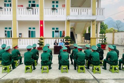 Thăm, động viên chiến sĩ mới tại đơn vị huấn luyện.
