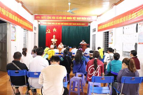 Phó Bí thư Thường trực, Chủ tịch HĐND phường Đoàn Kết gặp gỡ và lắng nghe ý kiến, kiến nghị của Nhân dân tổ dân phố Hồi Lùng.