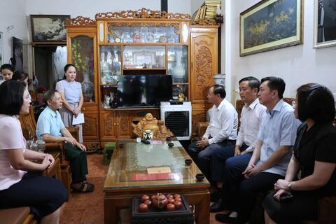 Đồng chí Bí thư Tỉnh ủy Lê Minh Ngân thăm, tặng quà người có công tại phường Đoàn Kết
