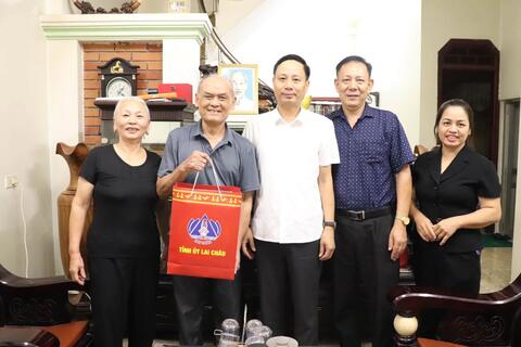 Phường Đoàn Kết tổ chức thăm, tặng quà gia đình chính sách dịp 27/7.
