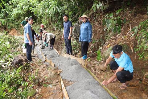 Đoàn Kết nhân dân – chung sức làm đường bê tông