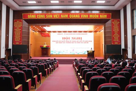 Phường Đoàn Kết công bố các quyết định về sáp nhập tổ chức Đảng, sắp xếp trường học và công tác cán bộ