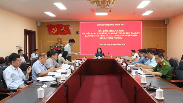 Đồng chí Đào Thị Lan Anh – TUV, Bí thư Đảng ủy phường làm việc với UBND và các cơ quan chuyên môn thuộc UBND phường Đoàn Kết.