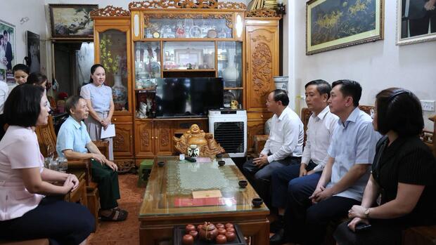 Đồng chí Bí thư Tỉnh ủy Lê Minh Ngân thăm, tặng quà người có công tại phường Đoàn Kết