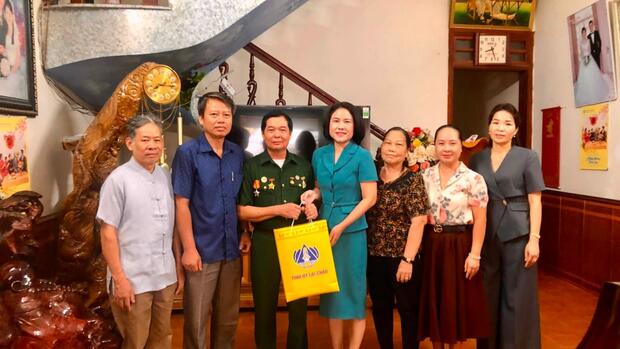 Phường Đoàn Kết thăm, tặng quà gia đình chính sách nhân kỷ niệm 79 năm Ngày Thương binh - Liệt sĩ