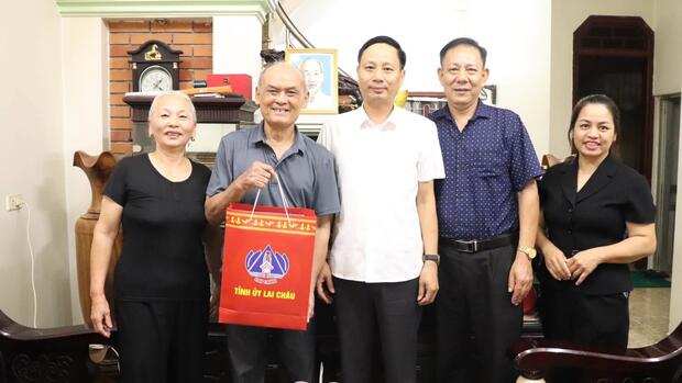 Phường Đoàn Kết tổ chức thăm, tặng quà gia đình chính sách dịp 27/7.