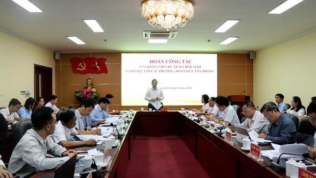 Chủ tịch UBND tỉnh Hà Quang Trung làm việc với phường Đoàn Kết và phường Tân Phong